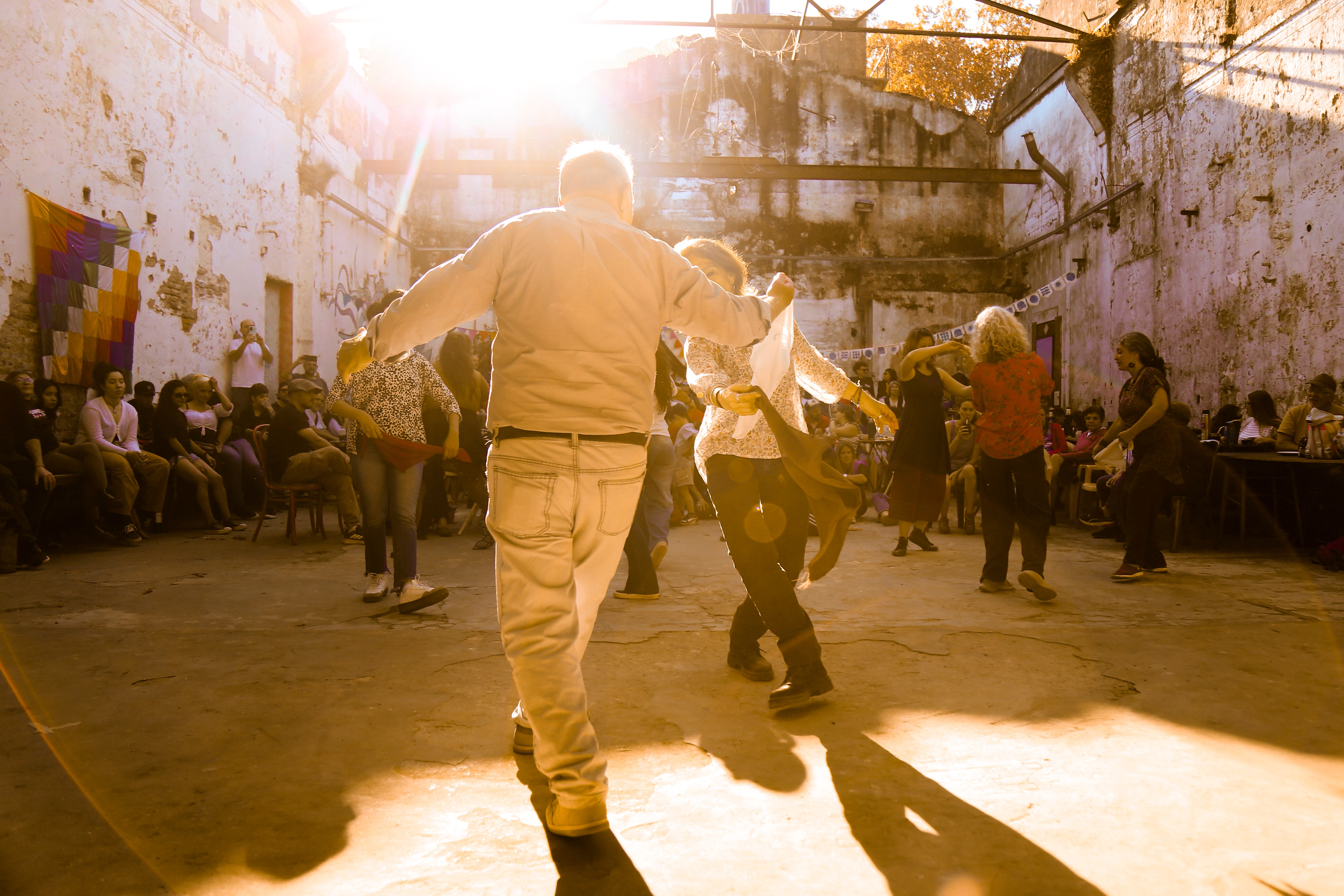 Baile folklorico con luz dorada