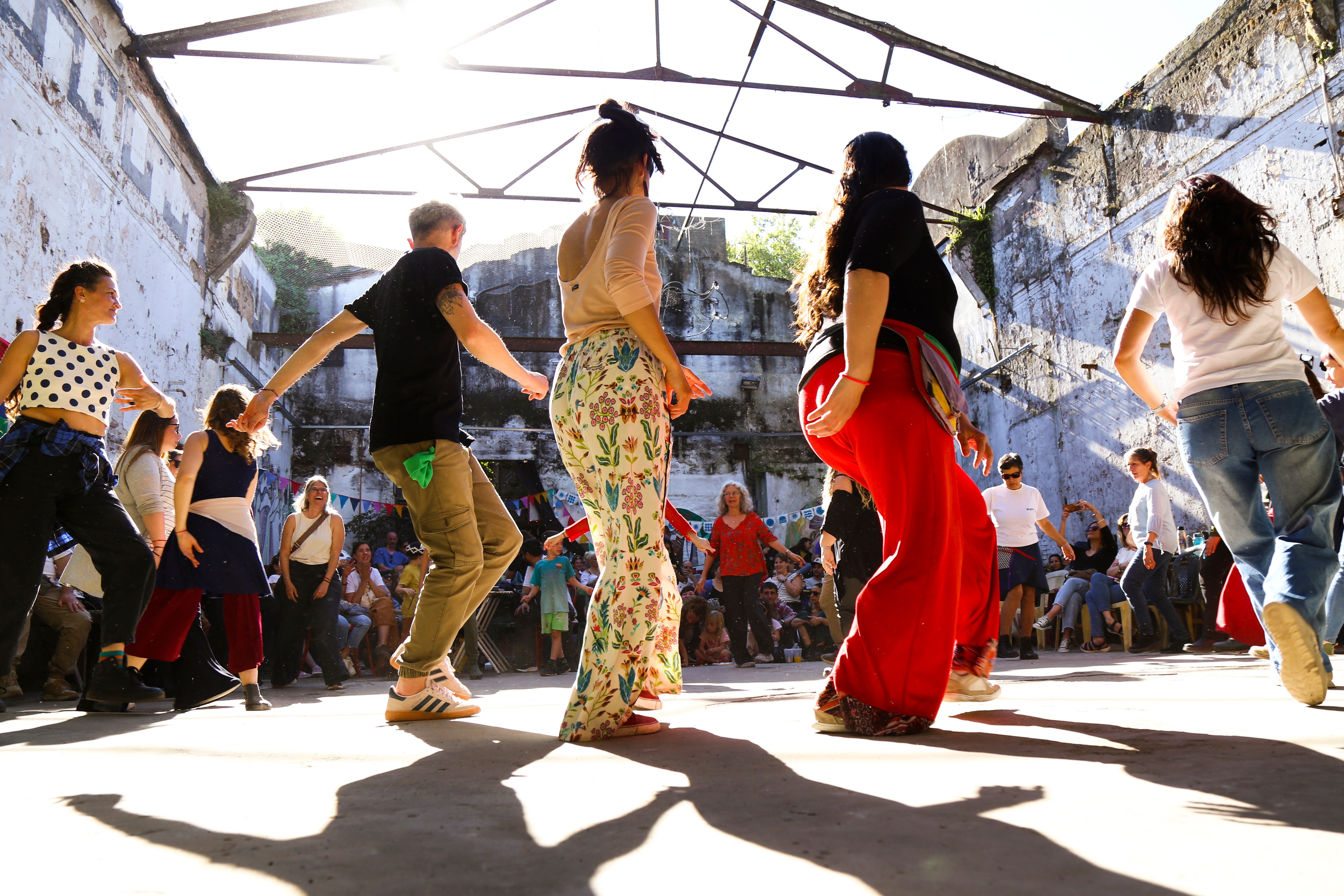 Danza en circulo con la comunidad