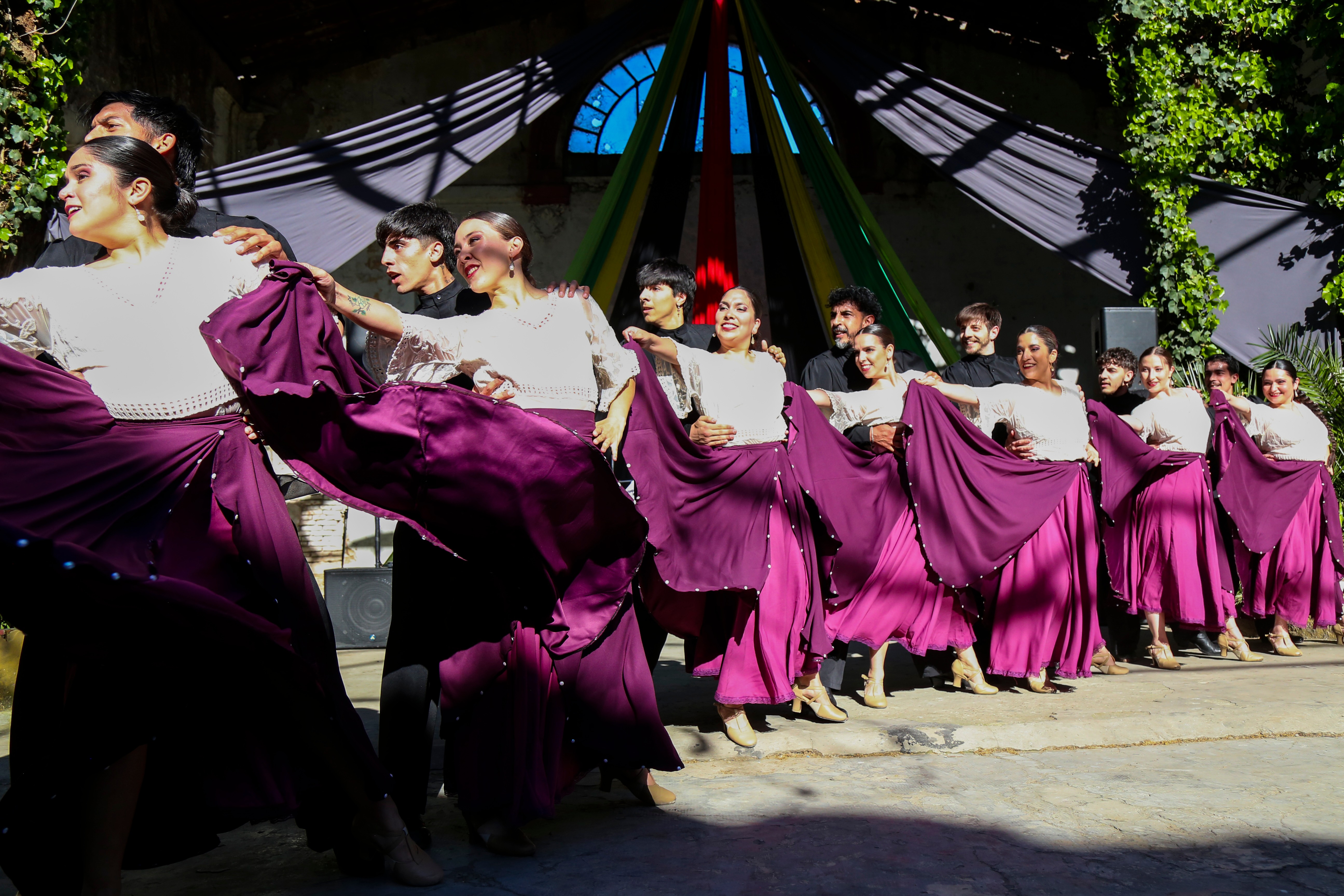 Ballet folklorico con vestidos purpura