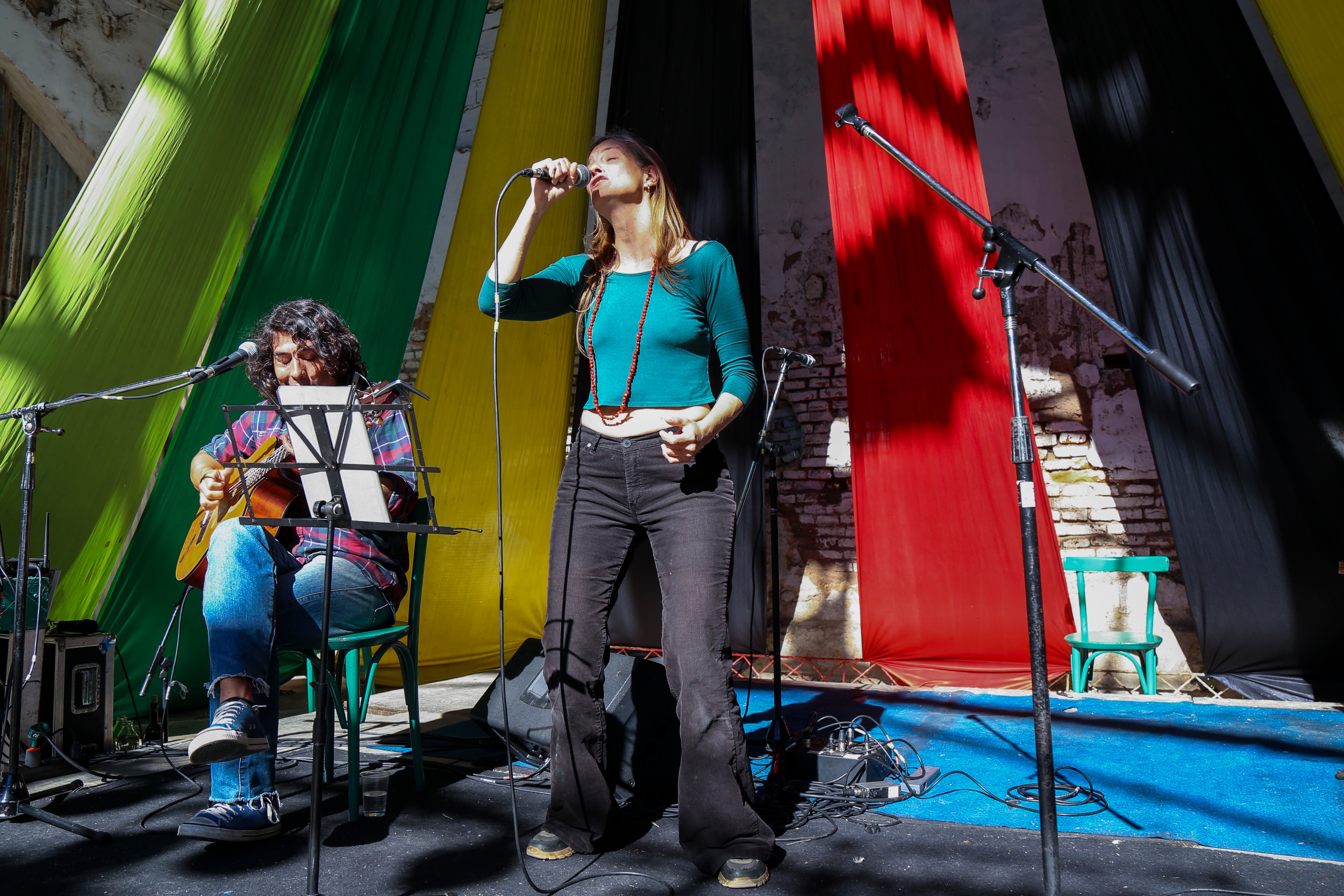 Musica en vivo con guitarra y canto
