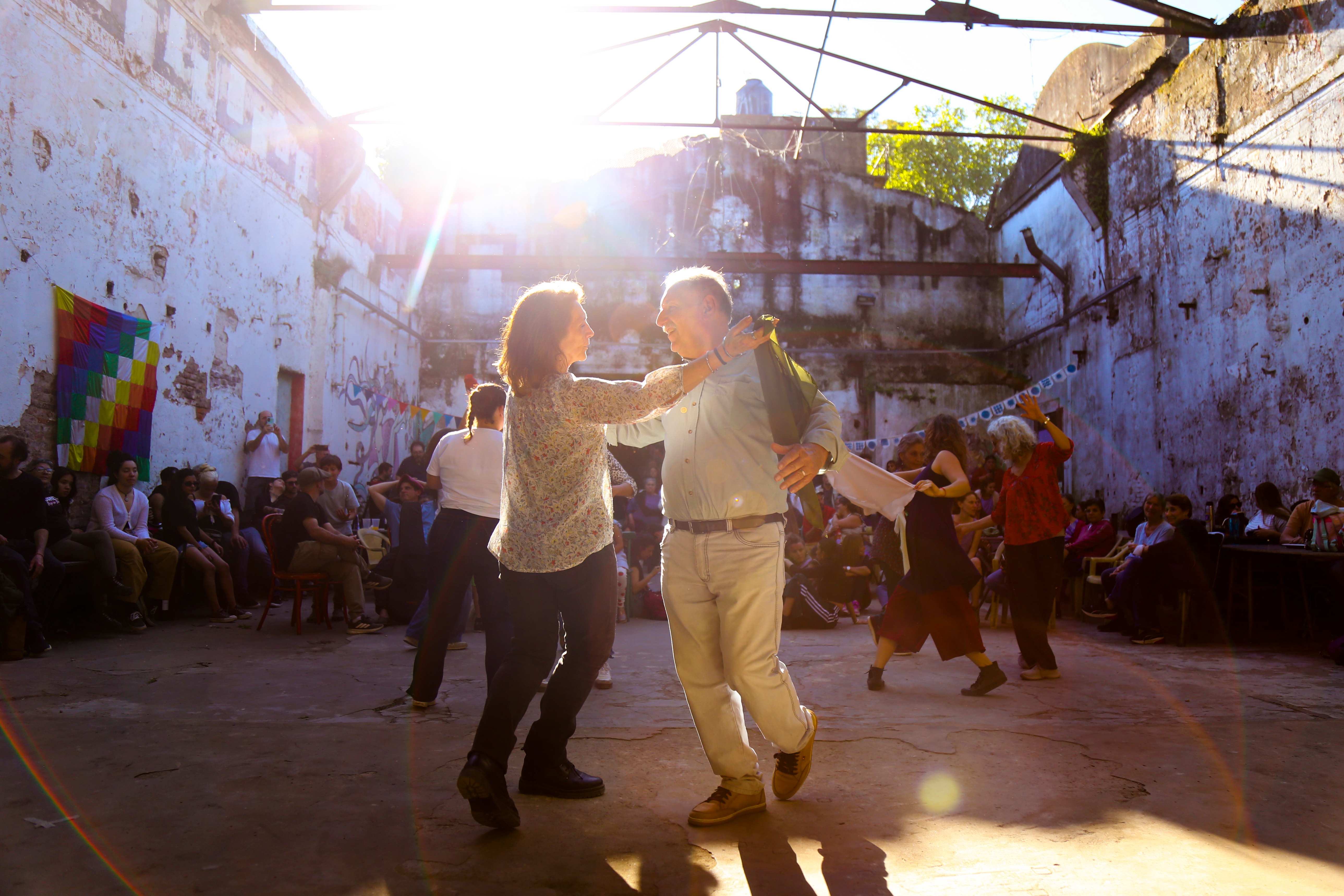 Pareja bailando al atardecer